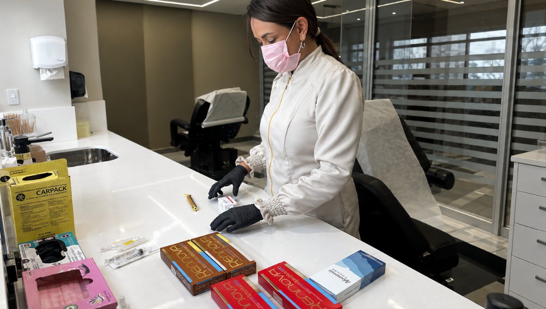Dra. Cintia Lemos, preparando botox com segurança